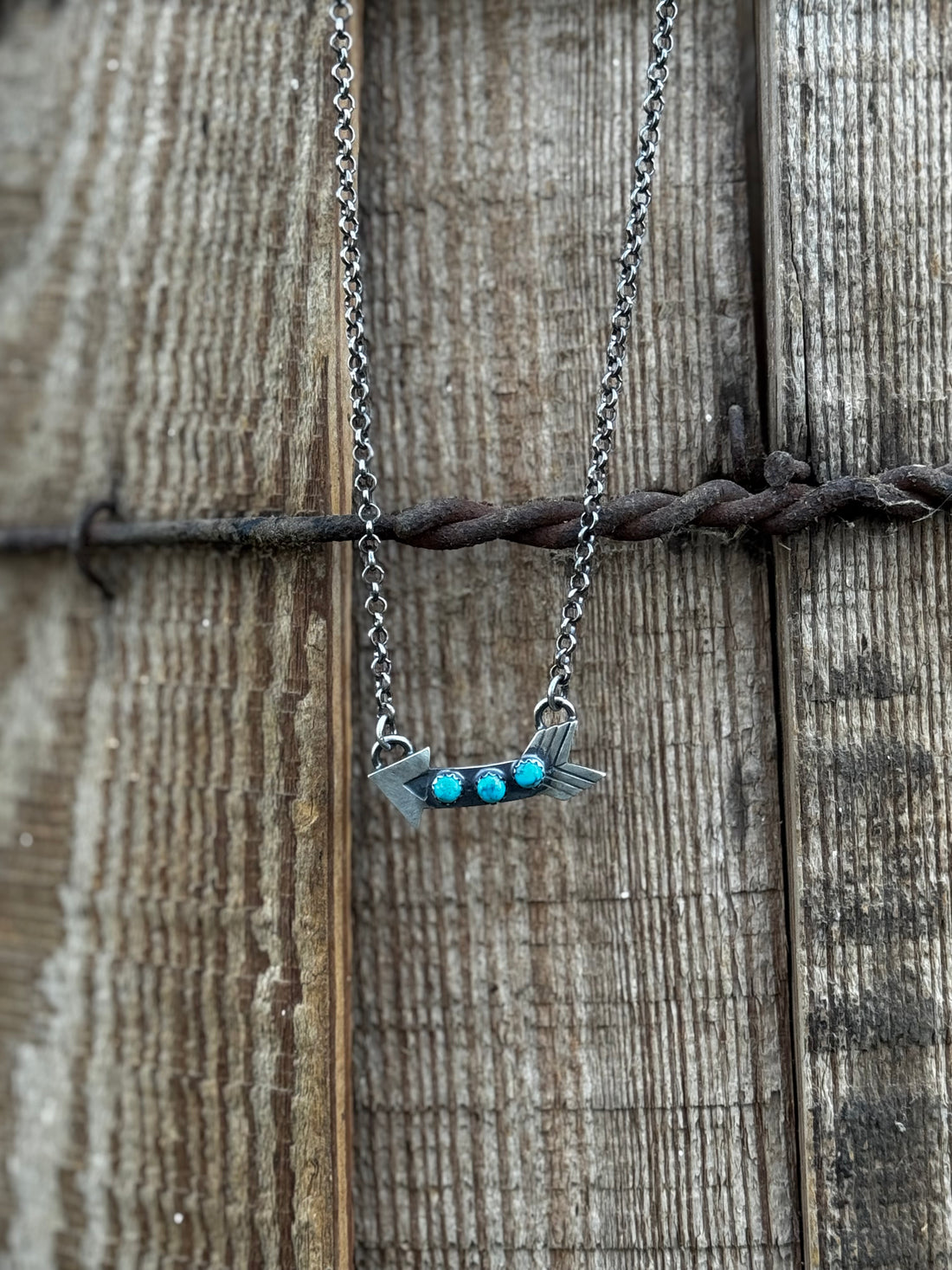H Jahe Arrow Necklace
