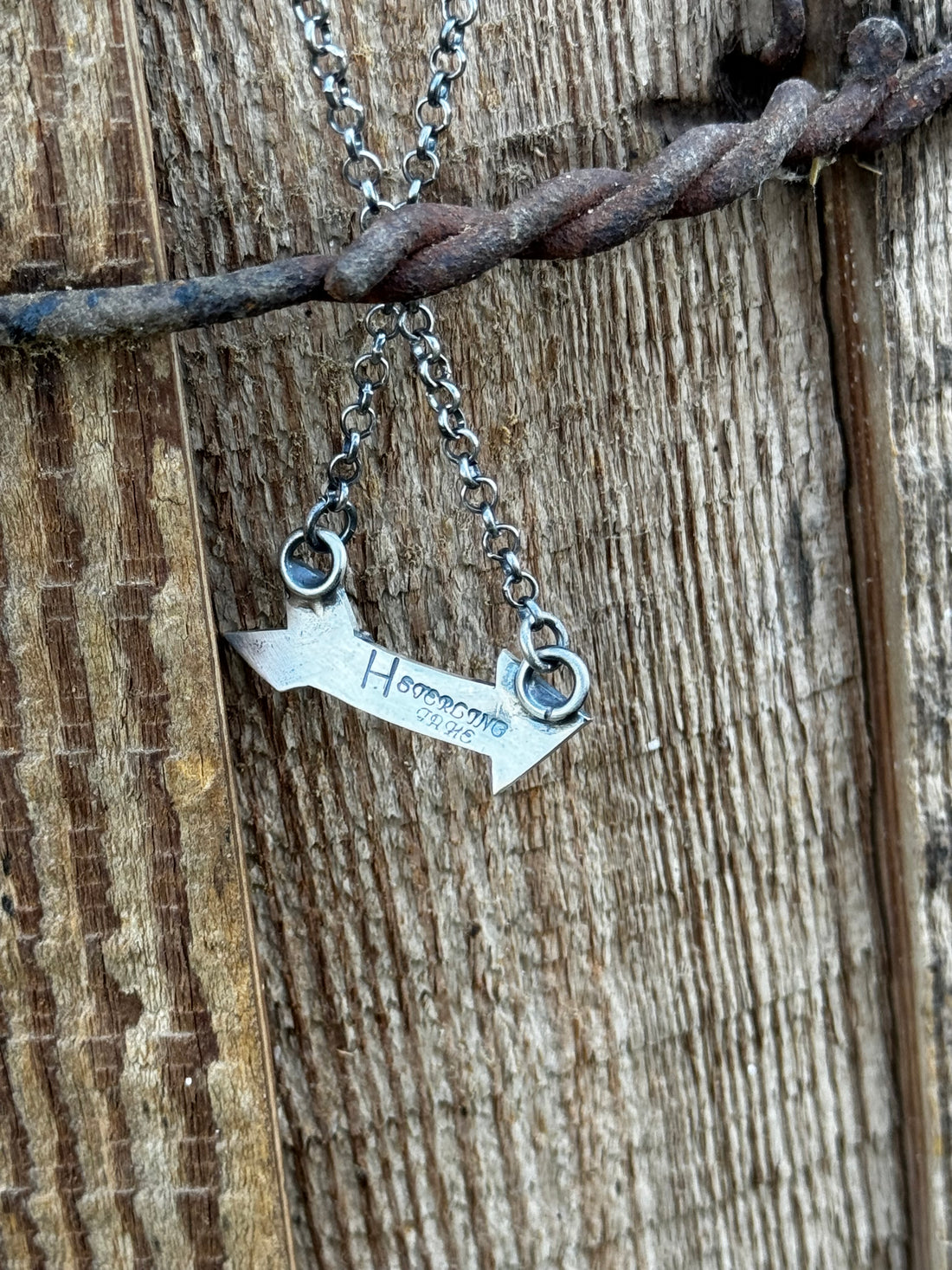 H Jahe Arrow Necklace