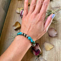 Sterling Silver Spiderweb Kingman Turquoise & Ponca Pearl Memory Wire Bracelet – Fits Up to 9” Wrist – Artist Jason Ogg